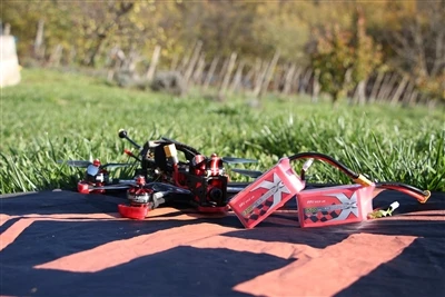 Zelta kombinācija starp KV Value & Voltage un FPV dronu akumulatoriem